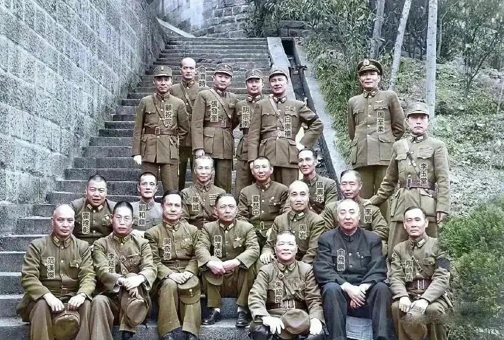 1945年抗战胜利前夕，民国政府高级将领在重庆的合影。

这些都是当时的天之骄子