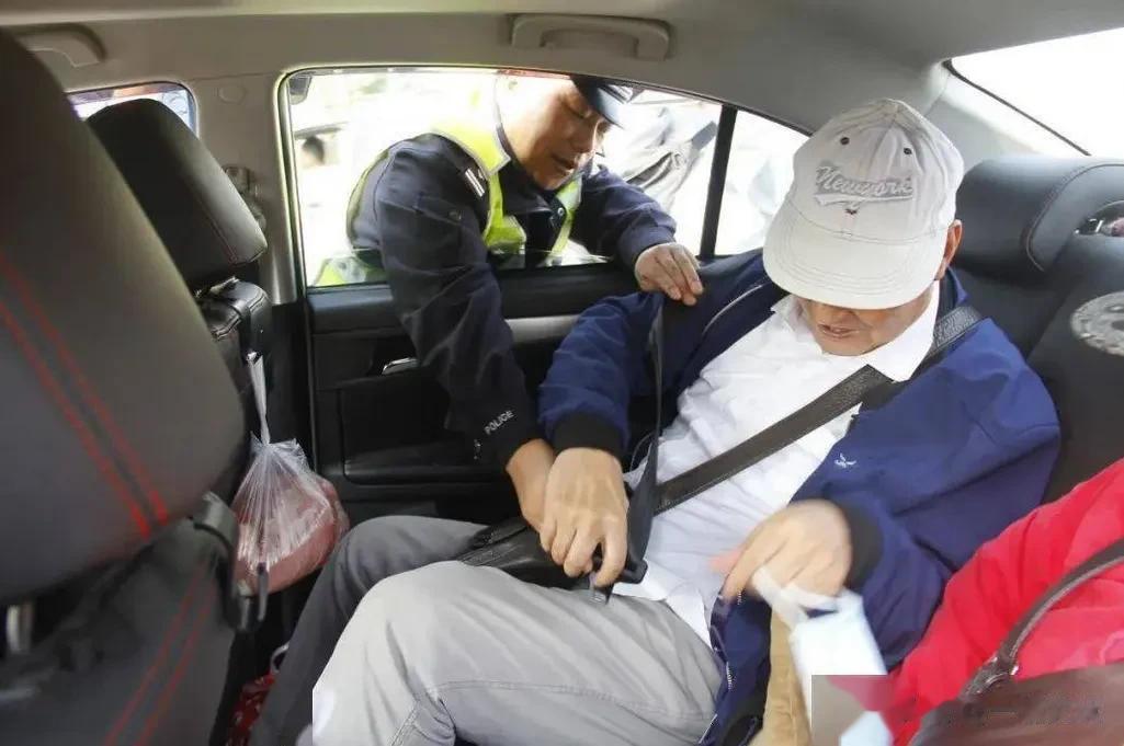【后排乘客也要系安全带！交警蜀黍正在上路执法】一般人坐车都很少习惯性的系上后排安