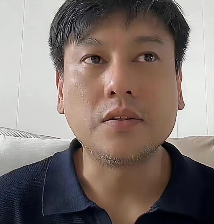 提前步入老年生活，年轻时也是风靡亚洲的偶像级人物！
朱孝天应该是当年F4里活得最