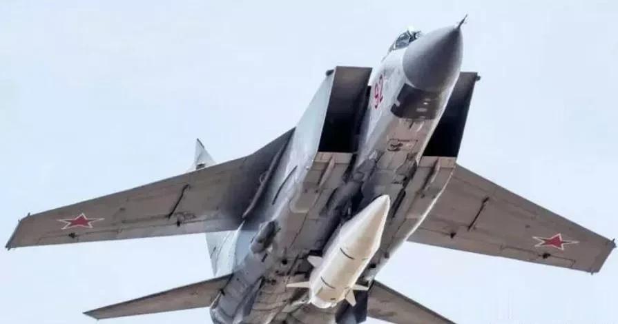 三大迹象表明，俄乌已在打最后决战！俄首次大规模使用高超音速导弹

来源:海峡快讯