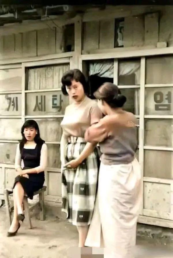 上世纪60年代，在驻韩美军基地附近提供服务工作的韩国女人，她们虽然衣着时髦，但是