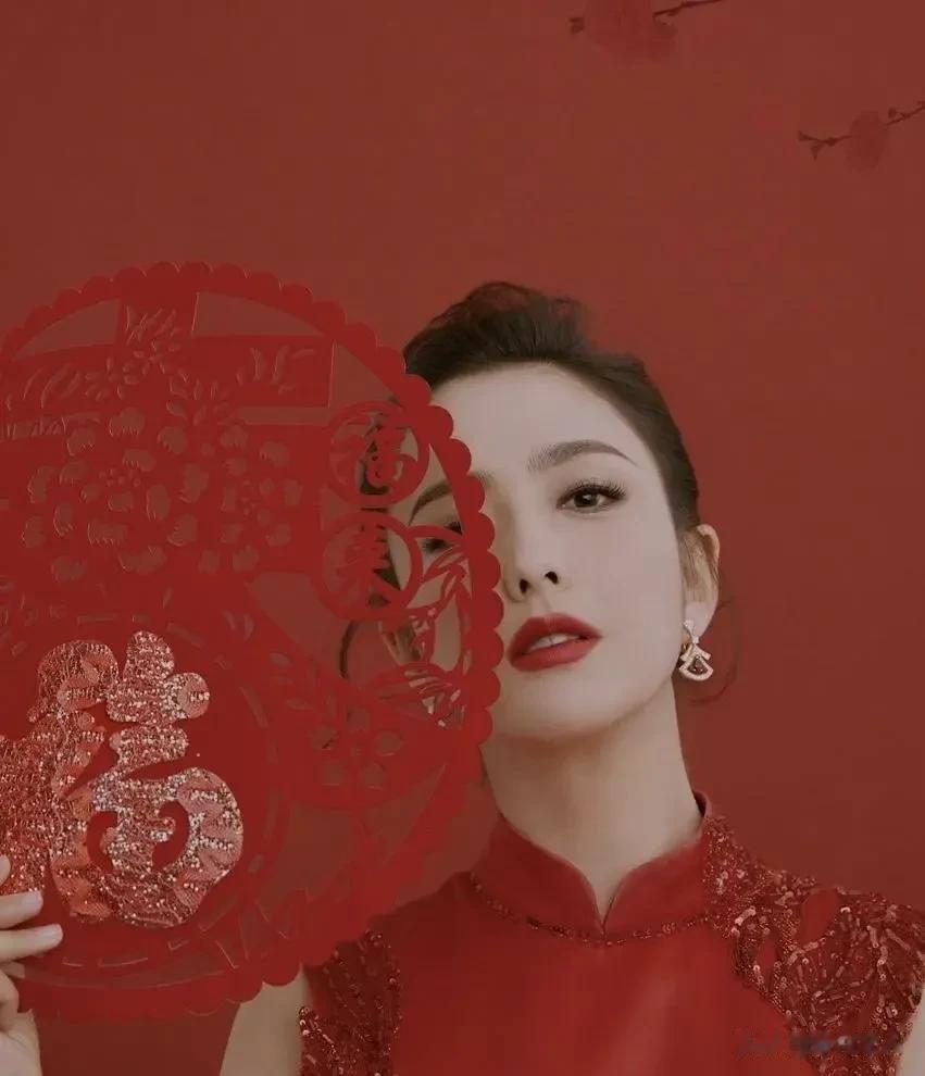 你大概没见过她穿旗袍的样子吧，