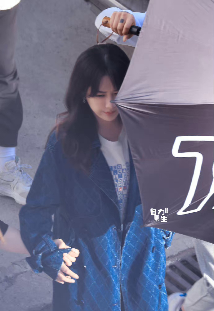 #杨紫199爱蓝色格子大衣路透# 今日份的卷发学姐@杨紫 蓝色格子的大衣材质柔软