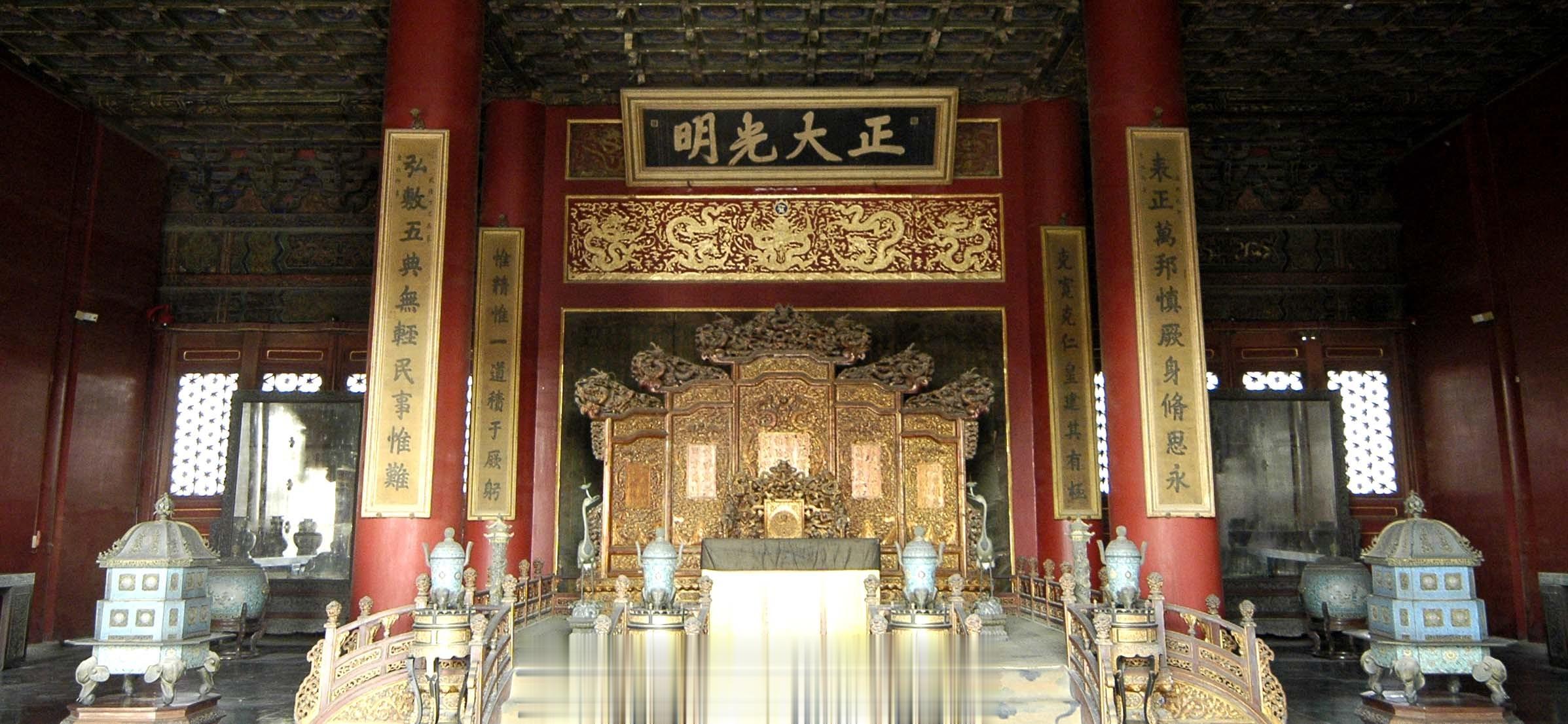 五年前我听一位朋友说在明朝崇祯年间，乾清宫上面的匾是“敬天法祖”。见于《松月堂目