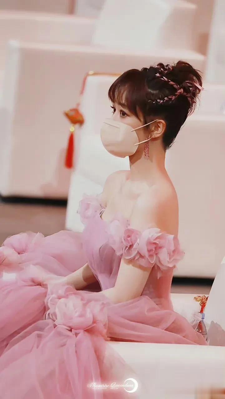 这是杨紫历届微博之夜最好看的一个造型了吧！虽然还是一字肩礼服，但是这个礼服裙无论