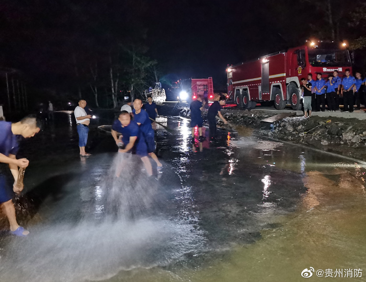 【强降雨致淤泥掩路，消防奋战十