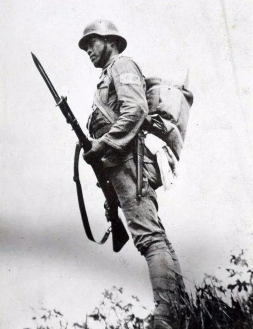 #历史那些事[超话]#“全连各自为战，不需要再听指挥，见到端枪的鬼子就杀，多杀一