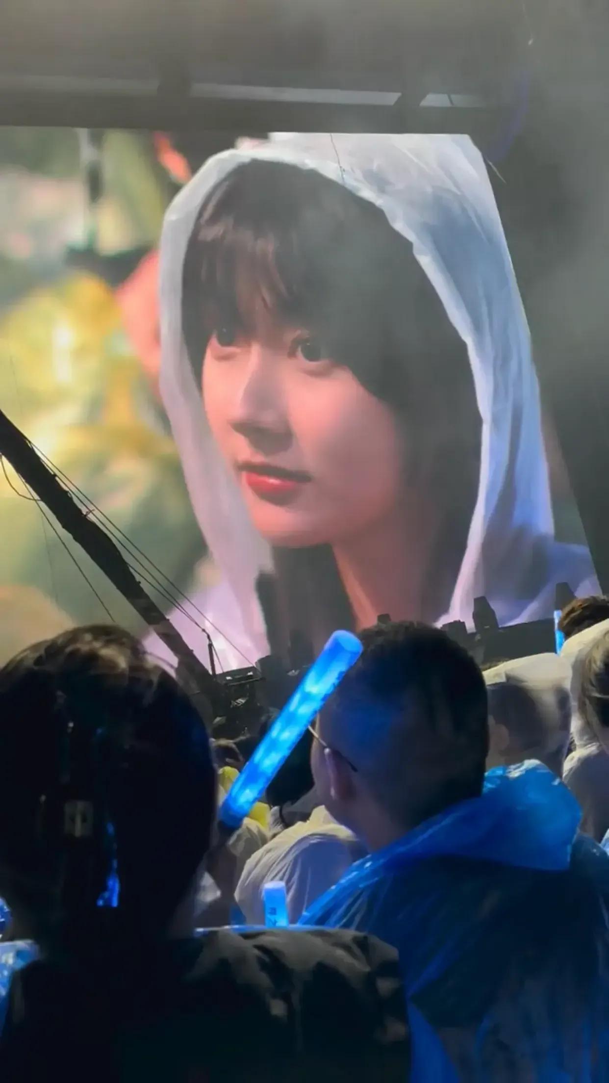 薛之谦衢州演唱会的观众，应该是个女网红，她清纯可爱的长相，让她火了。

于是有人