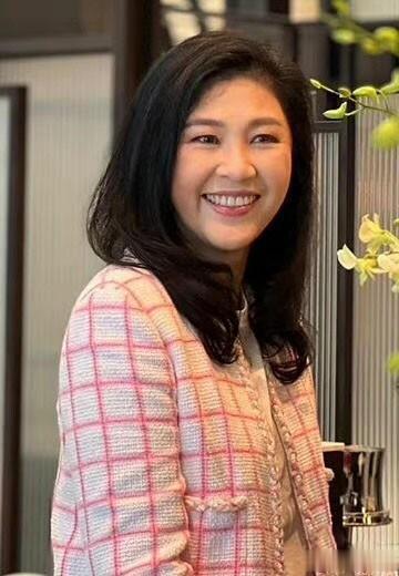 泰国前总理英拉过情人节！穿粉白色格子西装送祝福，打扮隆重变氛围美人！
 
泰国前