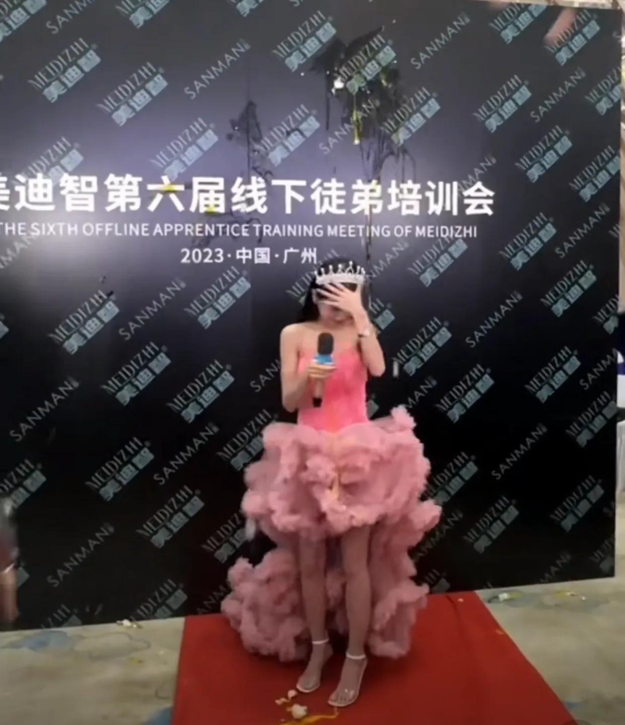 网红圈再现名场面：自称78亿身家的女董事长被人扔臭鸡蛋，线下徒弟培训会惨变车祸现