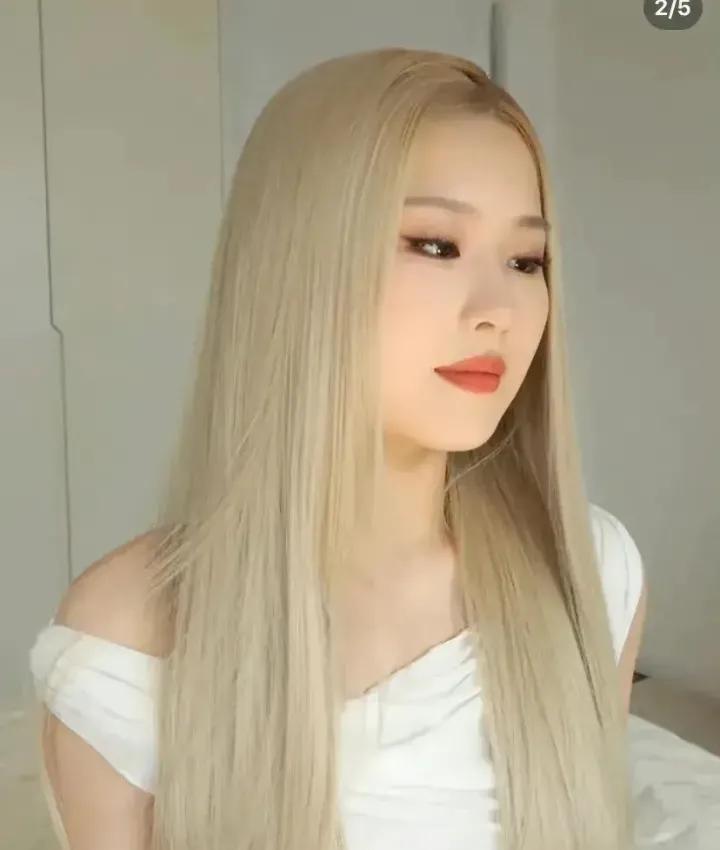 这个酷似刘亦菲的女孩漂发以后，彻底暴露了短板，仙气全无，就是个普通的漂亮女孩。
