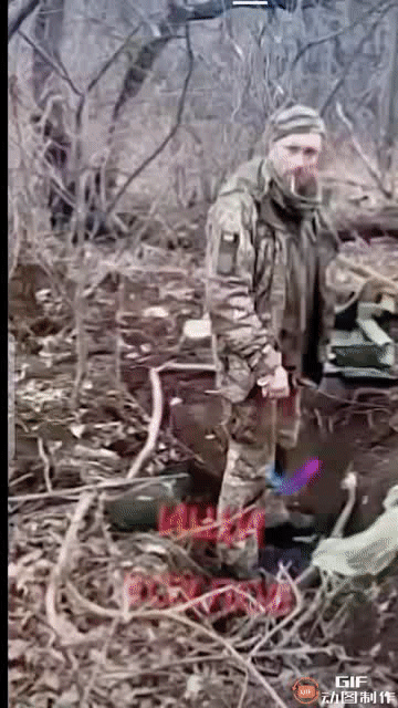 巴赫穆特地区一名40岁乌军老兵，在被围困时，拒绝投降，面对枪口竟然开始耍酷表演，