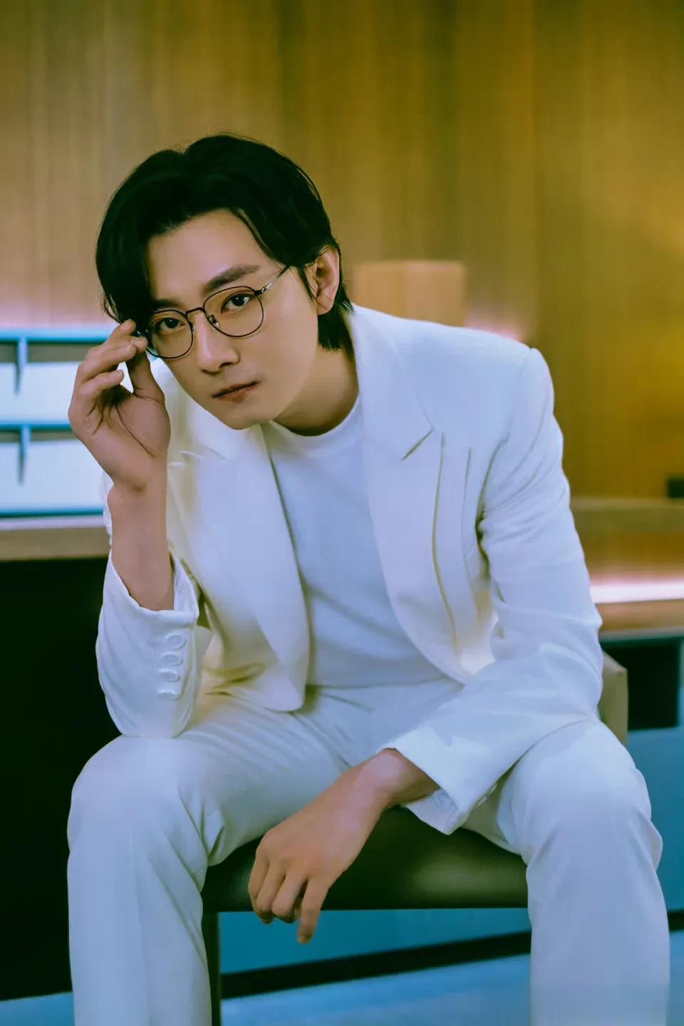 苏小玎白西装造型释出，白色西装搭金丝眼镜👓彰显出温文尔雅。双眸明亮犀利，散发出