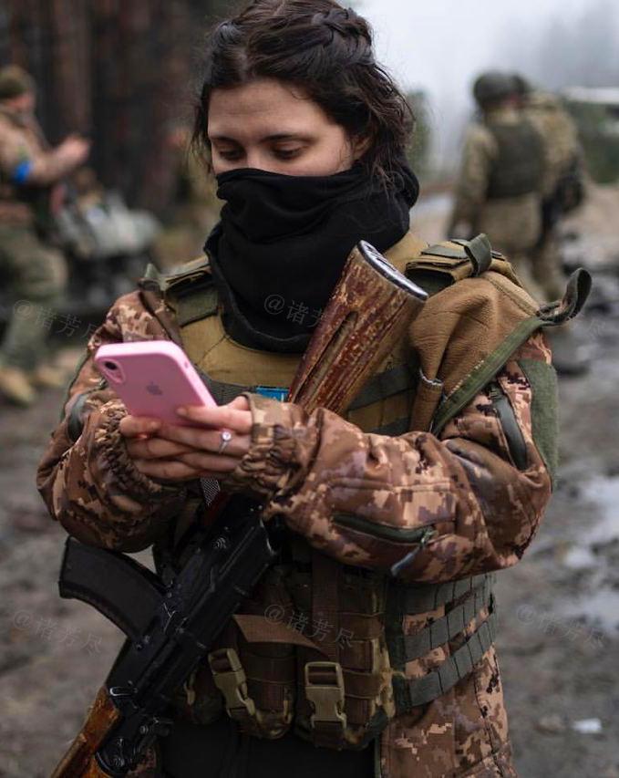 2022年，一名年轻的乌克兰女兵在一场战斗结束后，第一时间用手机给母亲报平安。从