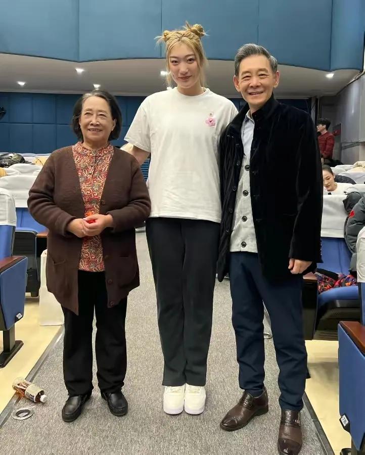 生活中的李梦真的好美，张隆根本配不上她！

虽然赛场上的李梦霸气十足，很有大姐大