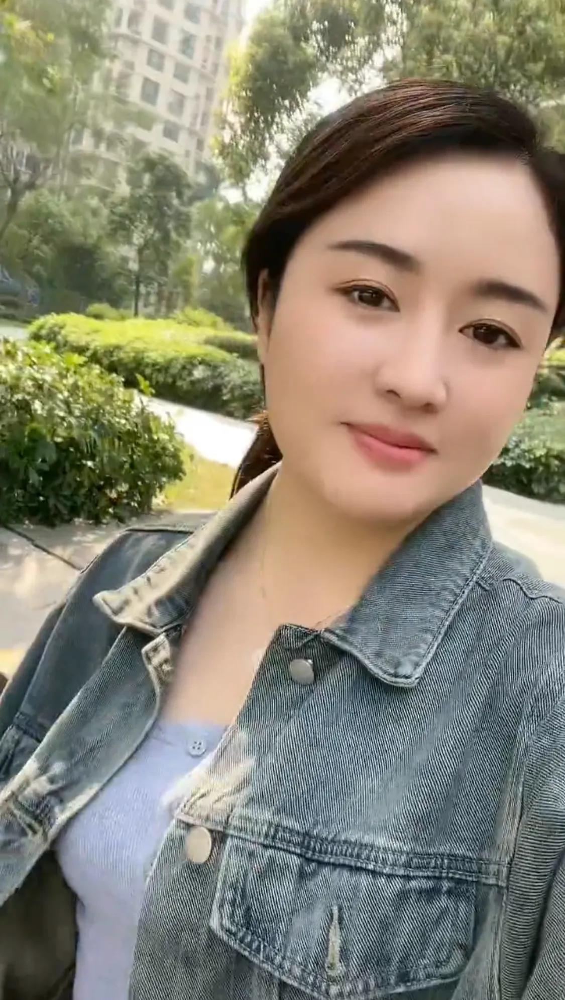 女孩子到了嫁人的时候，如果被有钱人看上了，一定要嫁给这样的人，而不要嫁给穷人。
