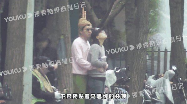 女明星马思纯和男友的感情是真的好，在大马路上直接就来了一个贴身拥抱，看得出，健身