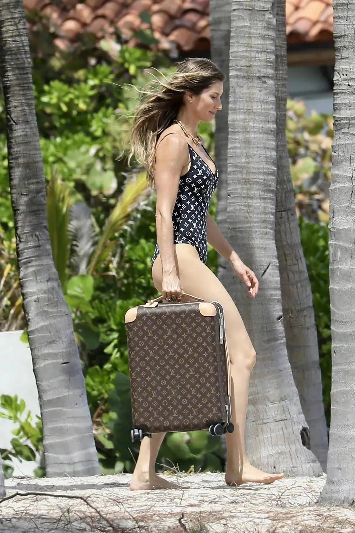 吉赛尔·邦辰身穿泳衣给路易威登手提箱做广告，健美紧致的身材无可挑剔。
42岁的巴