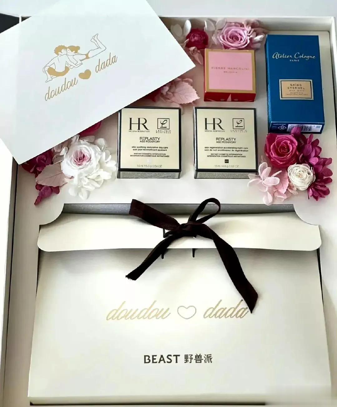 何超莲晒生了件手礼，有网友估算下一整套件手礼，起码价值5千块，甚至更高。
欧珑香