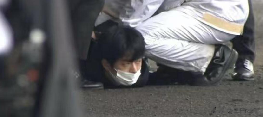 日本首相岸田遭烟雾弹袭击，一名男子在现场被捕。
 
据日本《产经新闻》报道，自民