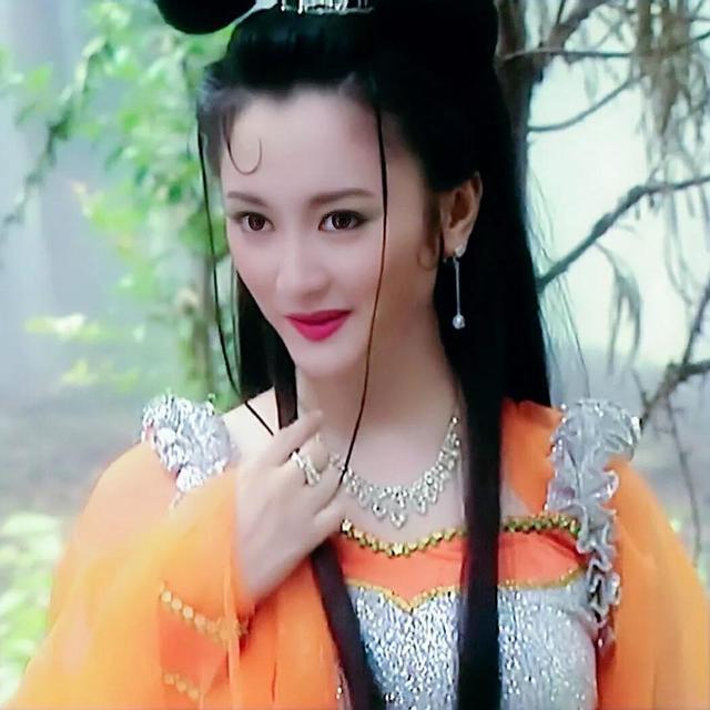 虞梦是童星出道，1983年，9岁的虞梦参演了个人首部奇幻儿童电影《下次开船港》。