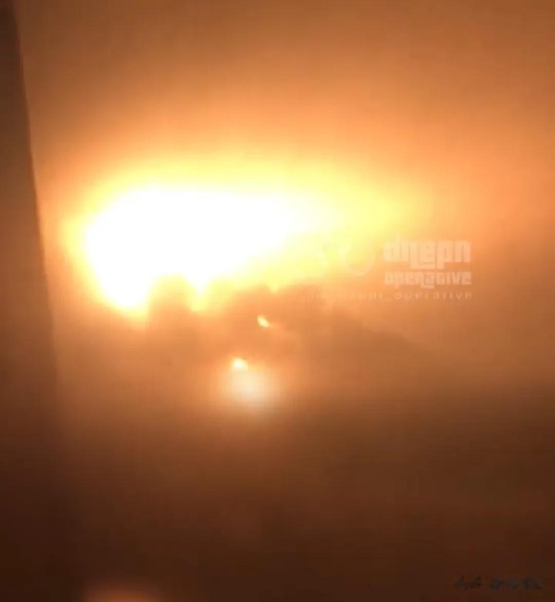 快讯，昨晚乌南部第聂伯罗州新莫斯科斯克市一座当地乌军燃料库（一说种子储存地粮仓）