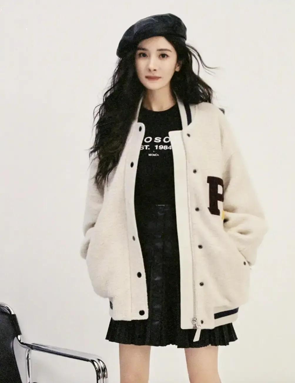 杨幂离婚的后遗症
杨幂对记者说：现在我对谈恋爱一丁点儿兴趣都没有，以前还能星星眼