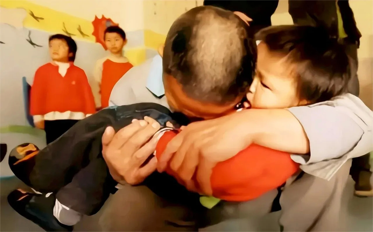 “他们三人要抢我孩子！那我肯定要反抗的！”在广东揭阳，三名人贩子光天化日之下去抢