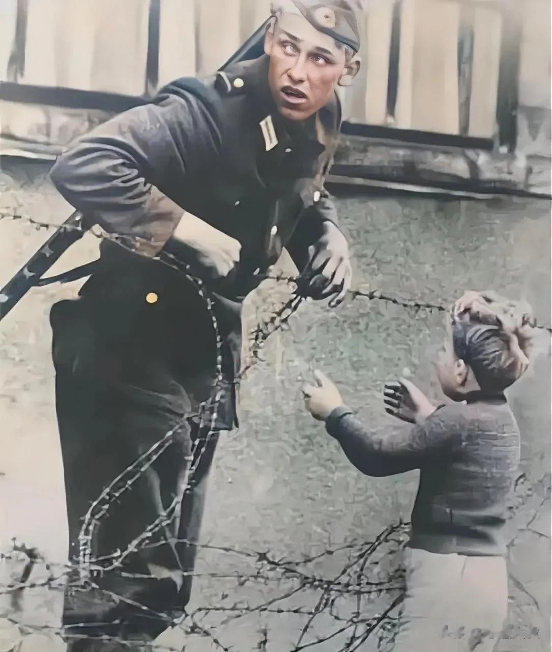 1961年8月，一座长达167公里的柏林墙将德国一分为二，也将许多家庭被迫分离。
