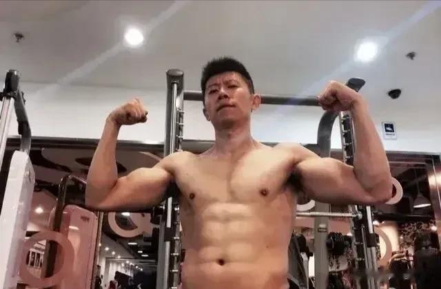 夏雨平时看起来很瘦弱的样子，但没想到脱掉衣服后这么健壮，还有八块腹肌，真是真人不