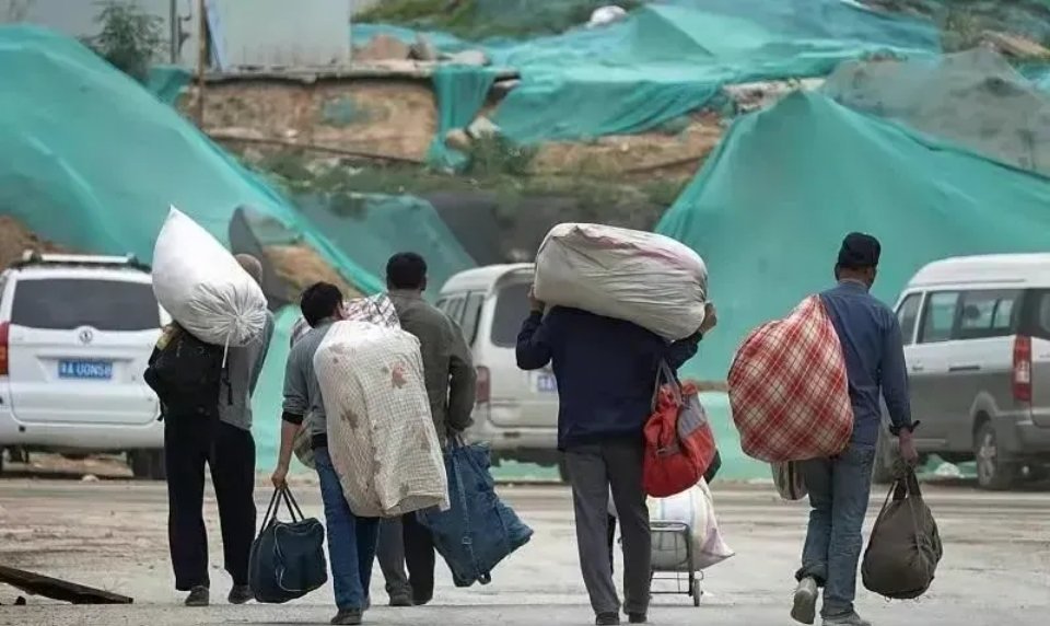 今日国家统计局公布的城镇调查失业率达到了5.6%，比一月份增加了0.1%，同时1