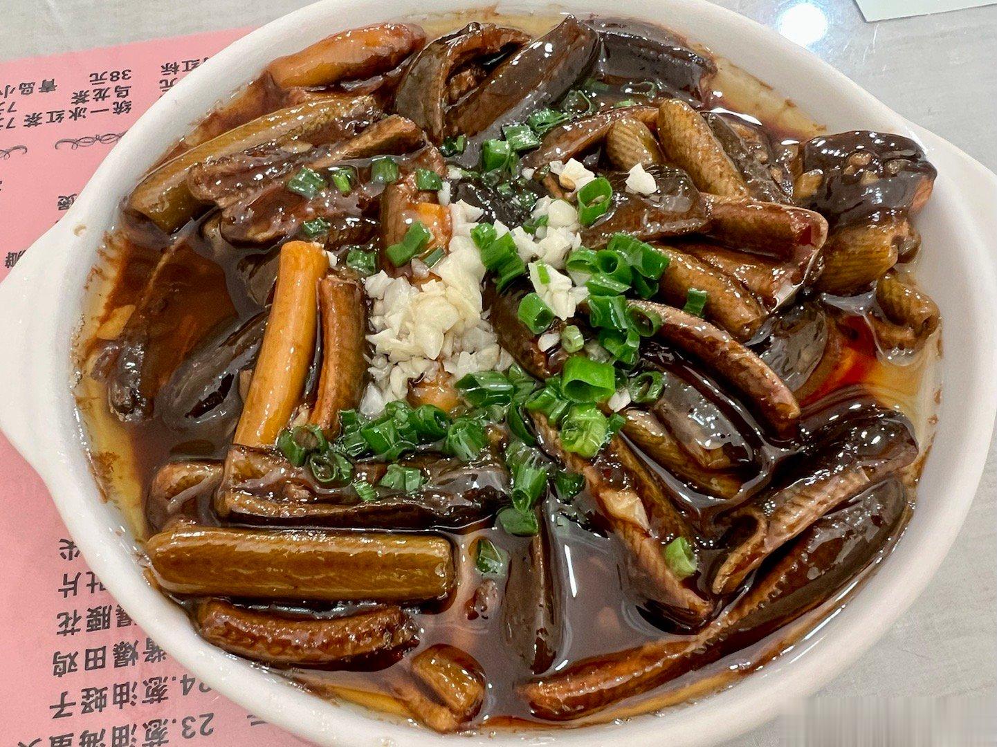 上海进贤路的老字号，茂隆。米其林必比登餐厅点了四个菜，三个很赞。鳝鱼非常鲜嫩，红