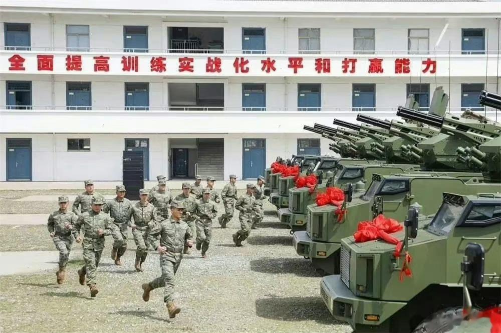 第71集团军防空旅某连连长张世暾代表官兵发言“我们一定要以此次授装仪式为契机，强