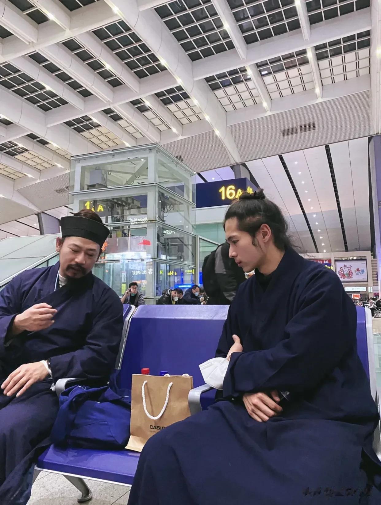 火车站偶遇好帅好帅的道士哥哥[爱慕]
一气化三清，皆是风采……
感觉道士都好帅，