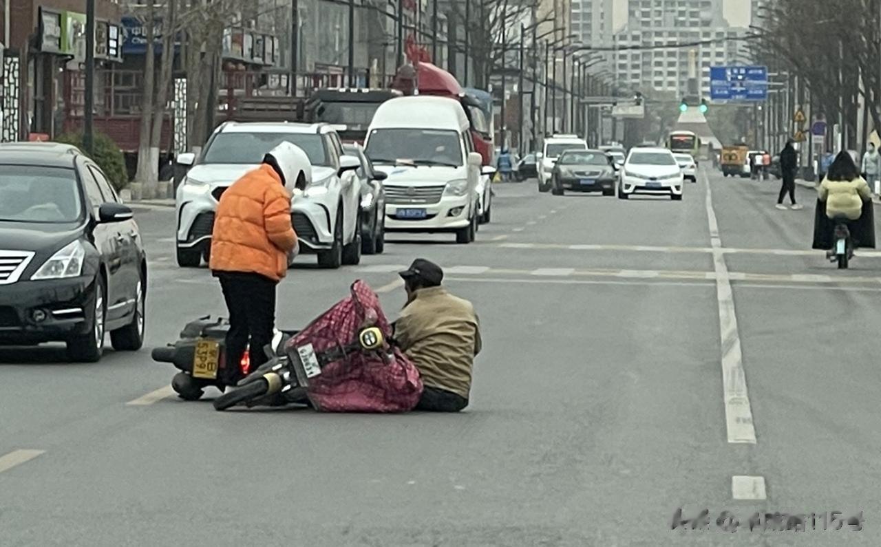 两辆本不该出现在机动车道上的电动自行车在此不期而遇，是缘分的眷顾吗？一男一女，虽