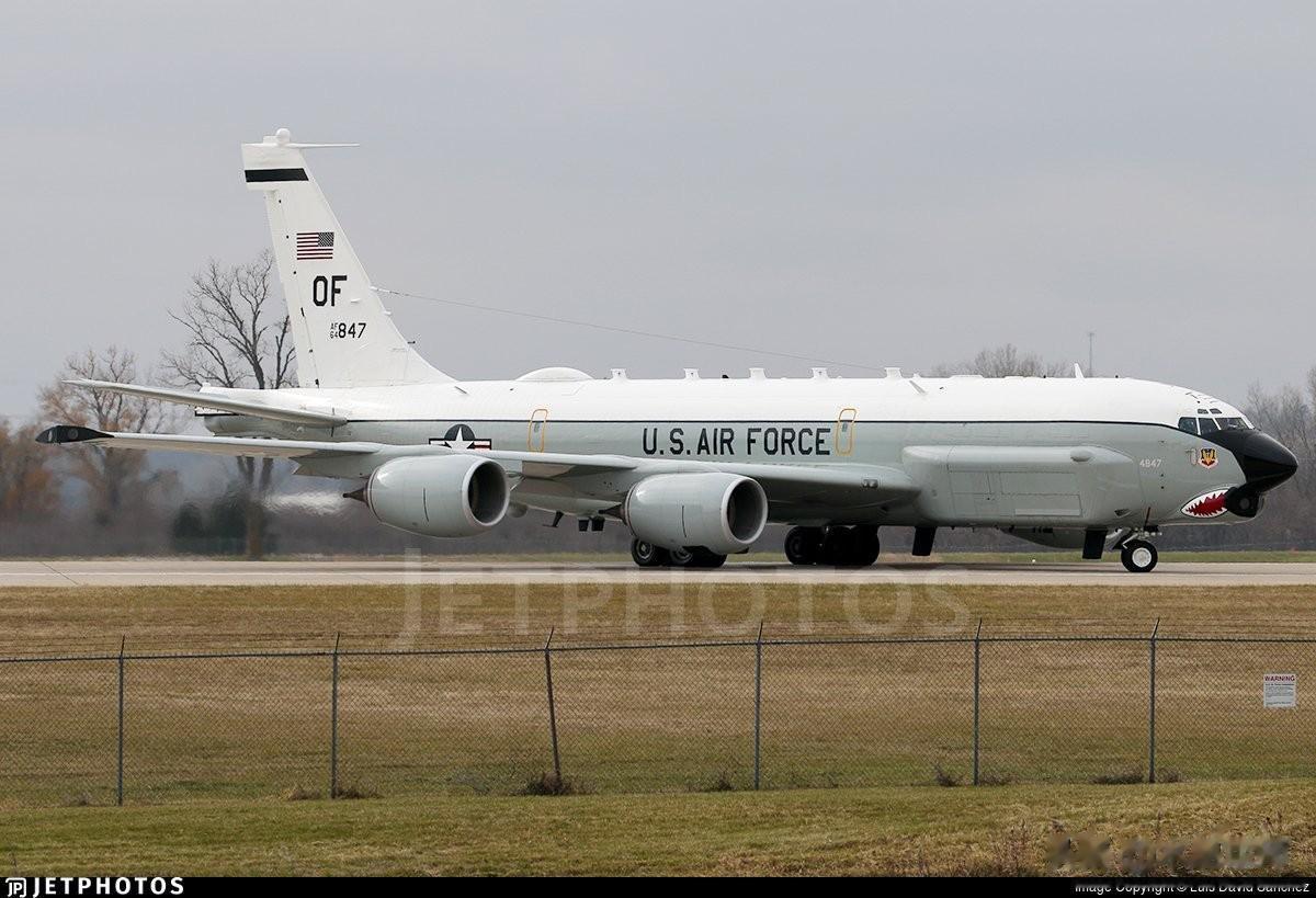 美国空军编号为64-14847的RC-135U侦察机近离开基地奥佛特，可能会前往
