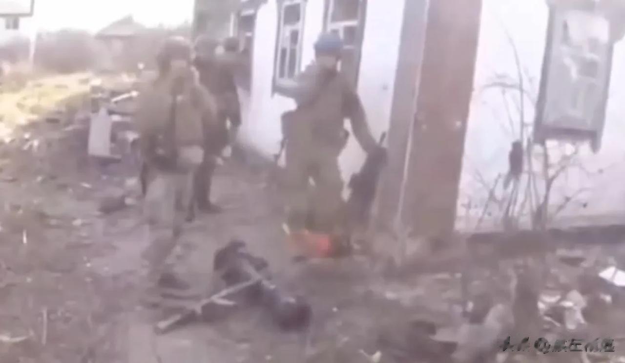 乌军督战队对三名乌军士兵的训话，几经交涉，乌军士兵仍然没有行动的迹象。另一名督战