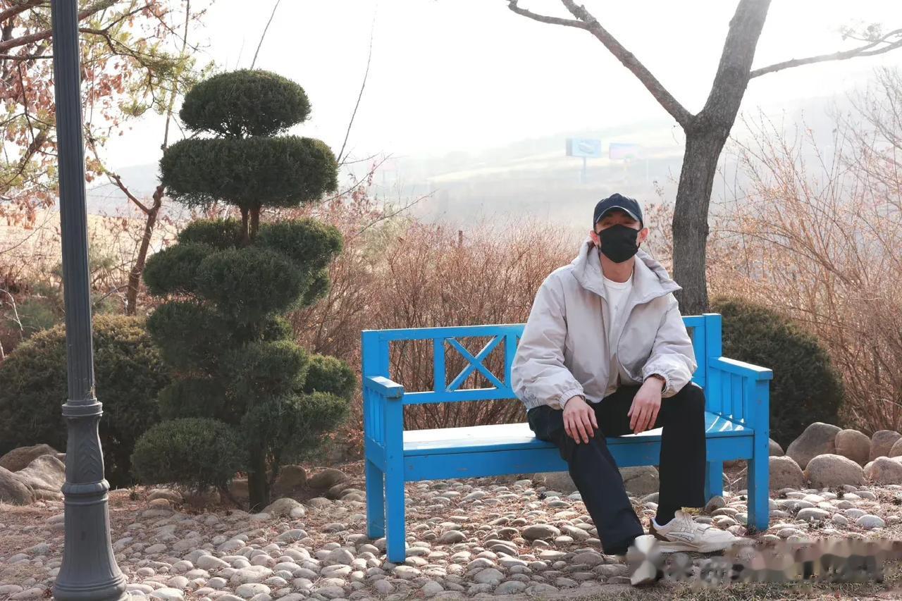 许久不见的林更新出现了，在延吉开启了一日游，坐在山顶的长椅上，欣赏延吉的美景，在