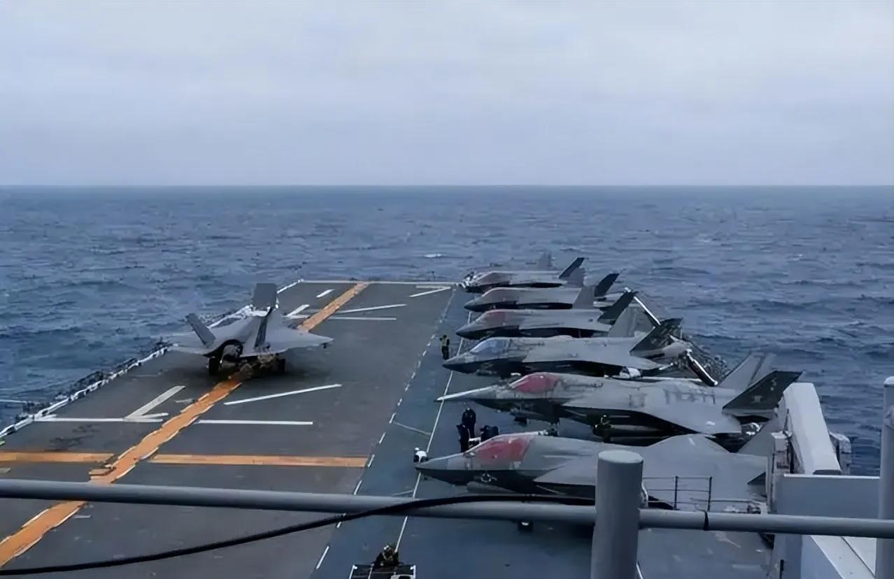 美国“闪电航母”由排水量4.5万吨的两栖攻击舰改造而来。可以搭载了F35垂直起降