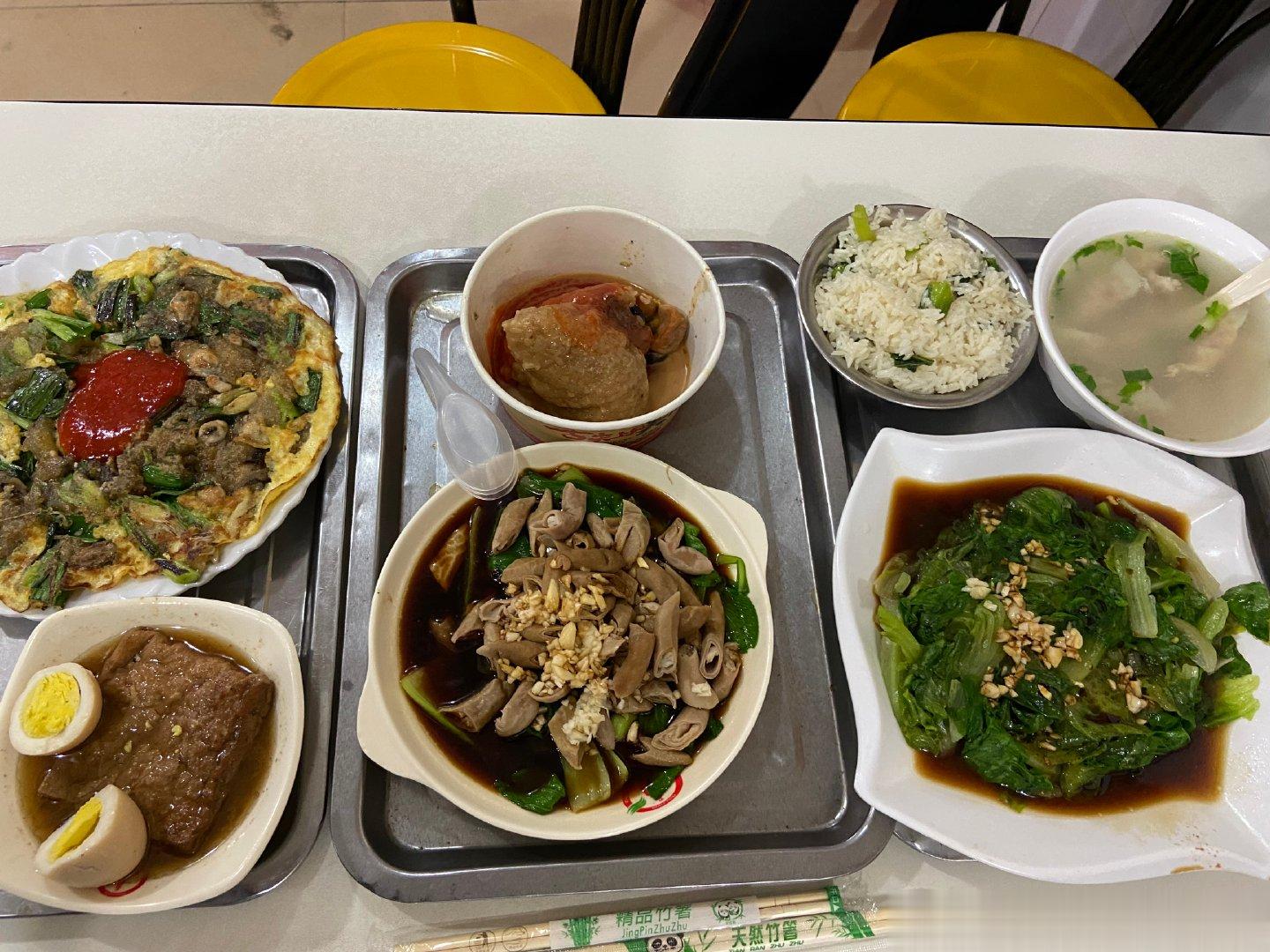泉州一瞥1，东街钟楼肉粽总店：顺时针是咸饭、肉燕、烫青菜、拌小肠、卤蛋、卤豆腐、