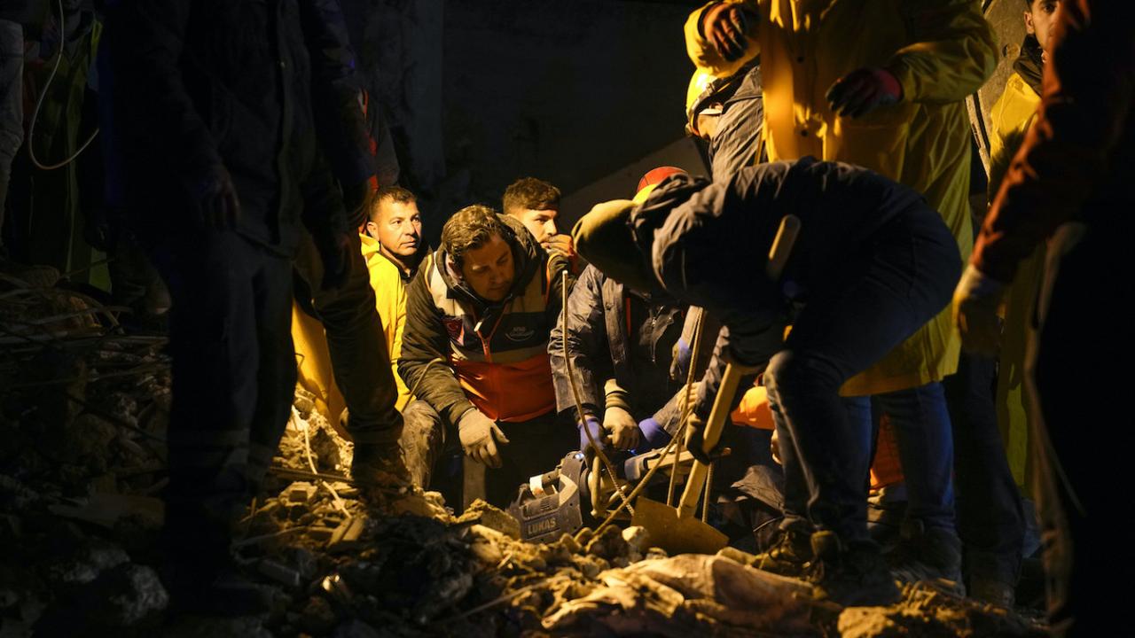 头条热榜。世卫组织预测，土耳其地震可能造成20万人死亡。土耳其地震是1939年以