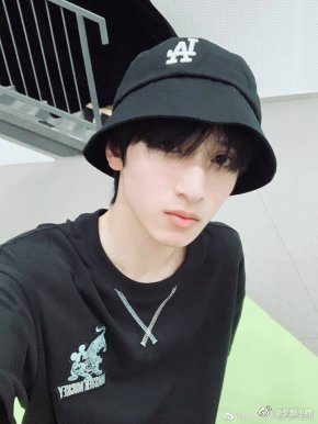 yhx ““我用青春陪你走花路