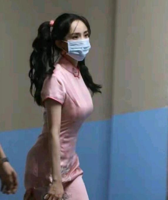 你敢相信这张图是杨幂么？
下面这张图是杨幂的近照，身材啥的不用多说，一眼就能看明