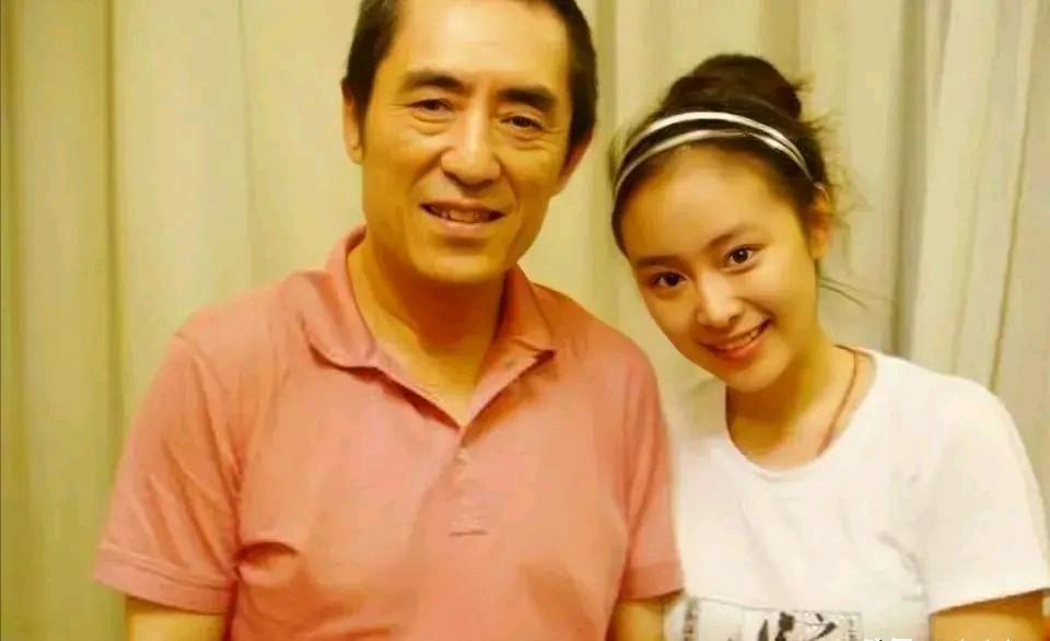 开年第一女顶流，当属《狂飙》“国民”大嫂高叶。
原来她平时私底下那么清纯！
穿黄