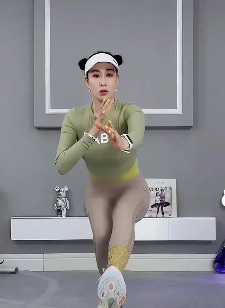 钟丽缇，一大把年龄了，好好地在家伺候老公，带孩子不好吗？
腰间的赘肉，故意PS模