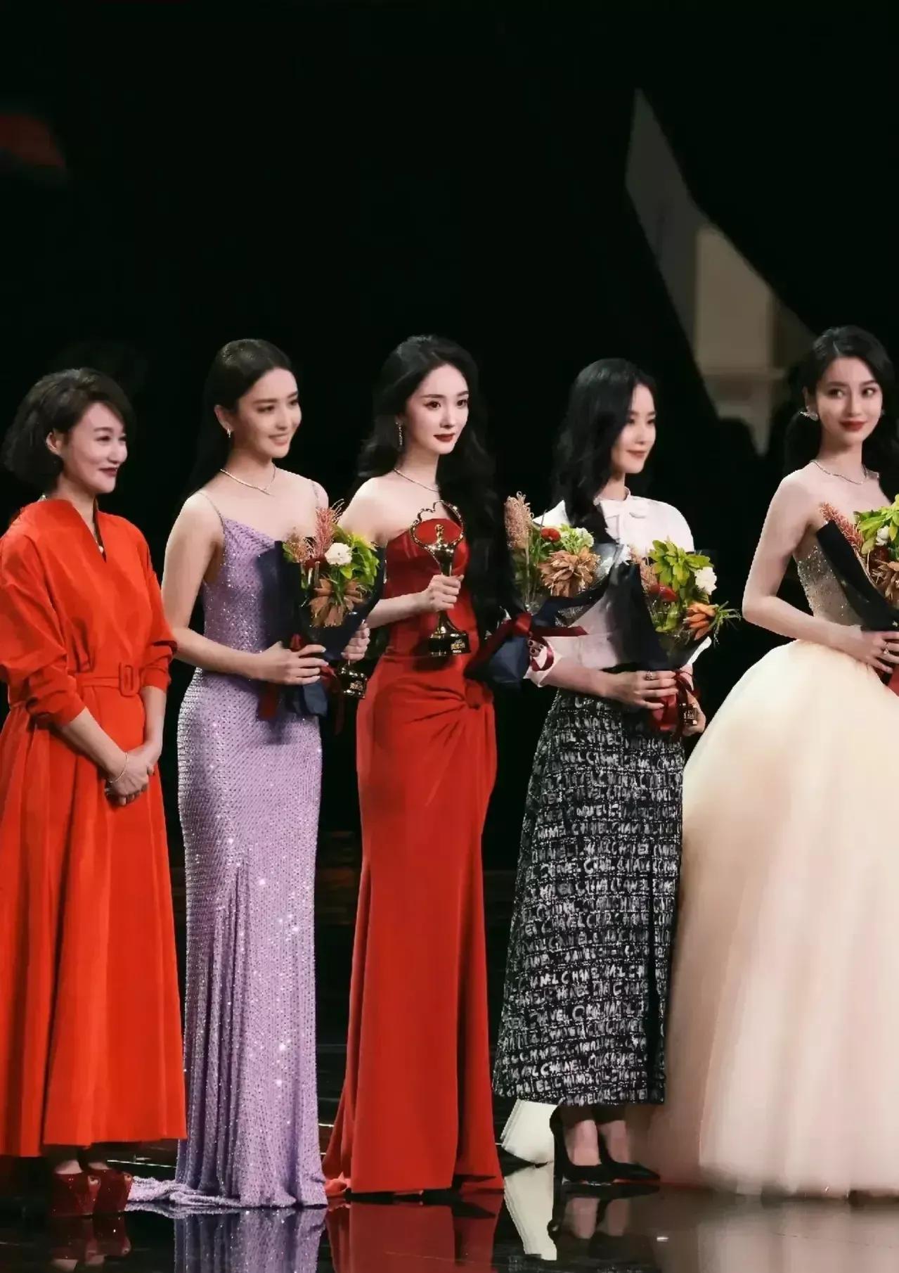 四朵金花三个离婚，不过一个比一个美艳，佟丽娅发胖，杨幂骨感，杨颖扮嫩！

原来很