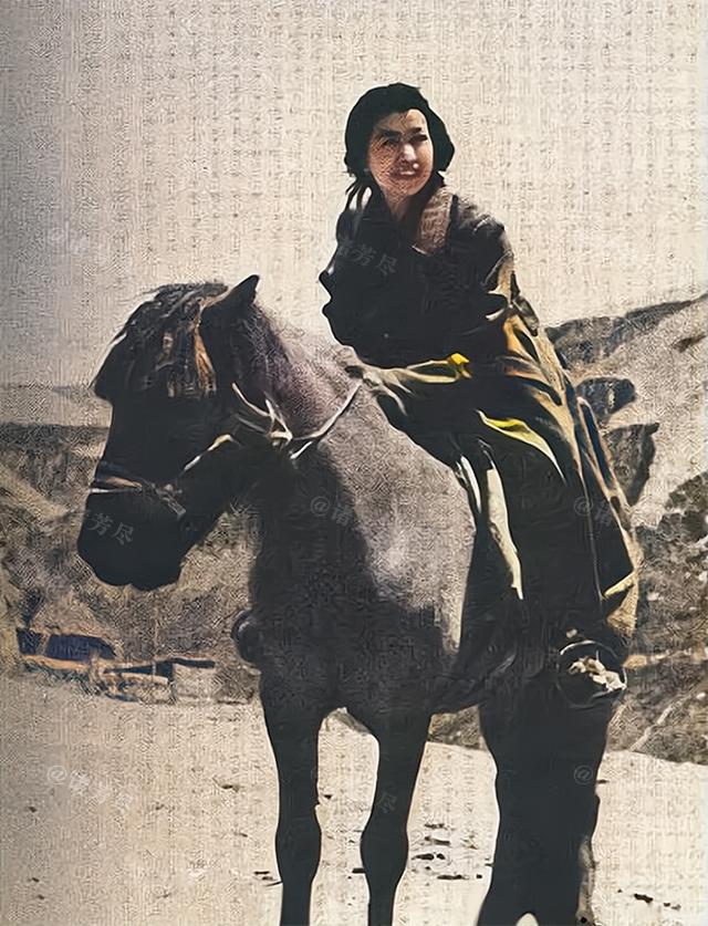 1946年，延安，一位骑着高头大马的女青年在高原丘陵上留下了这张罕见照片。镜头中