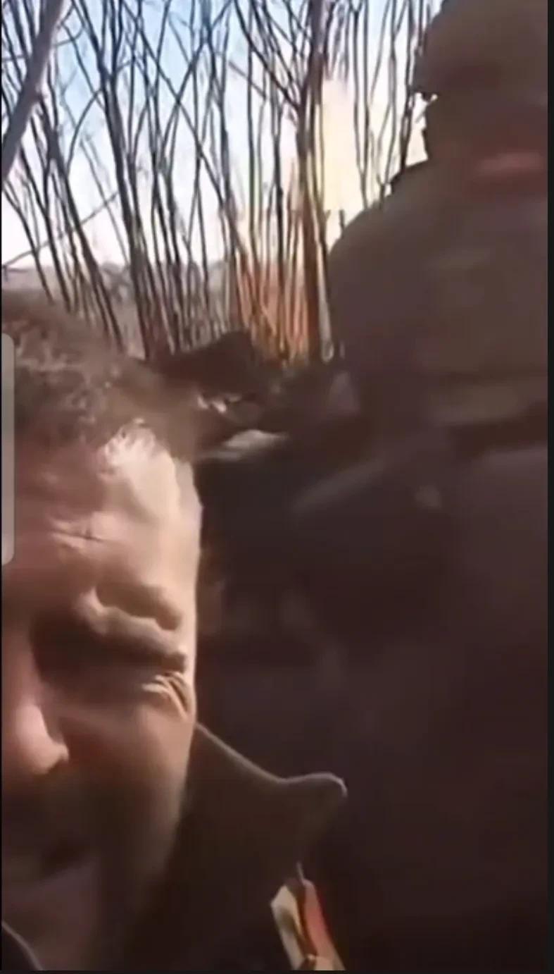 乌军视频，两名乌军士兵在战壕里连续向对面射击，进行火力压制。估计是换了方位，搞不