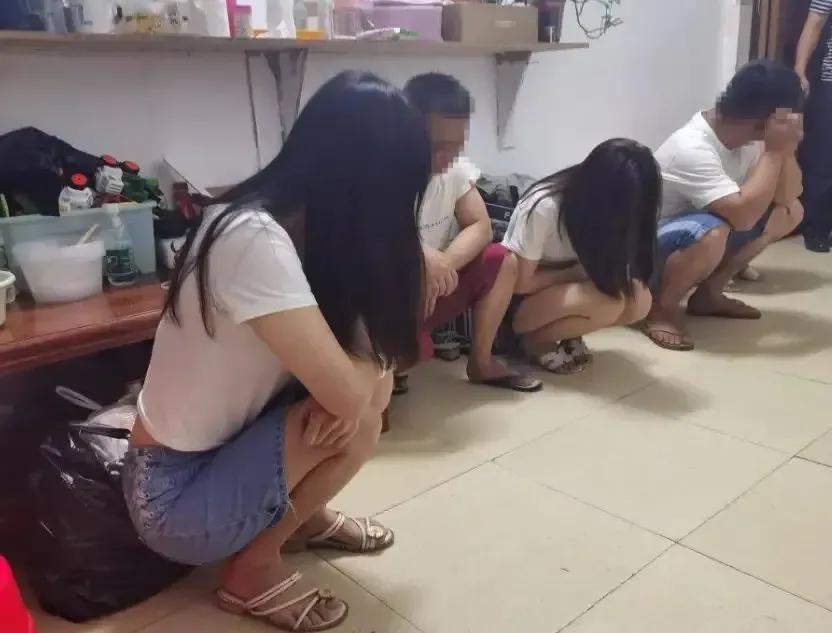 出租屋内被发现2名年轻女性和5名男性进行卖淫嫖娼活动，年龄都不大。

有一天下午