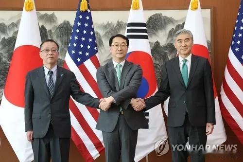 韩联社首尔4月7日电 韩国美国日本7日在首尔举行磋商并发表联合声明，呼吁联合国成